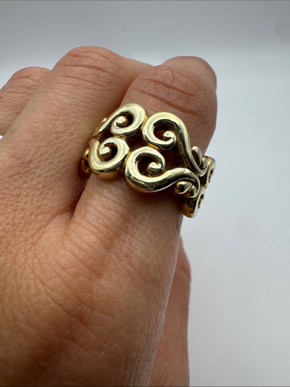 14k Hollow Gold Swirl Pattern ring